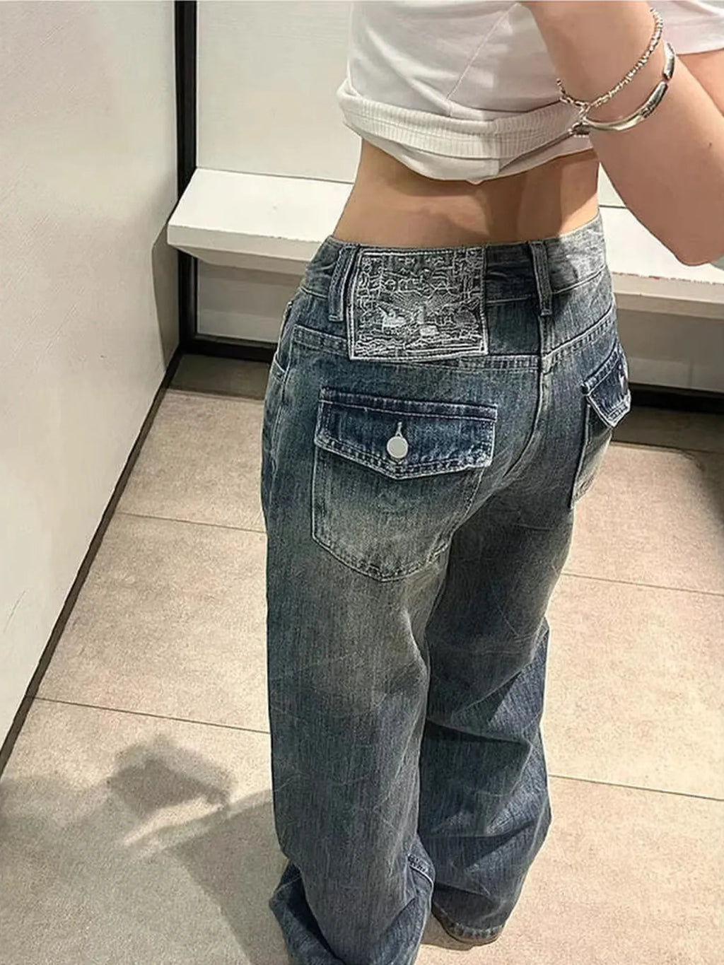 Women's Y2K Baggy Jeans Low Rise Wide Leg Denim Pants Vintage Washed Loose Trousers Streetwear with Unique Back Pocket Detail