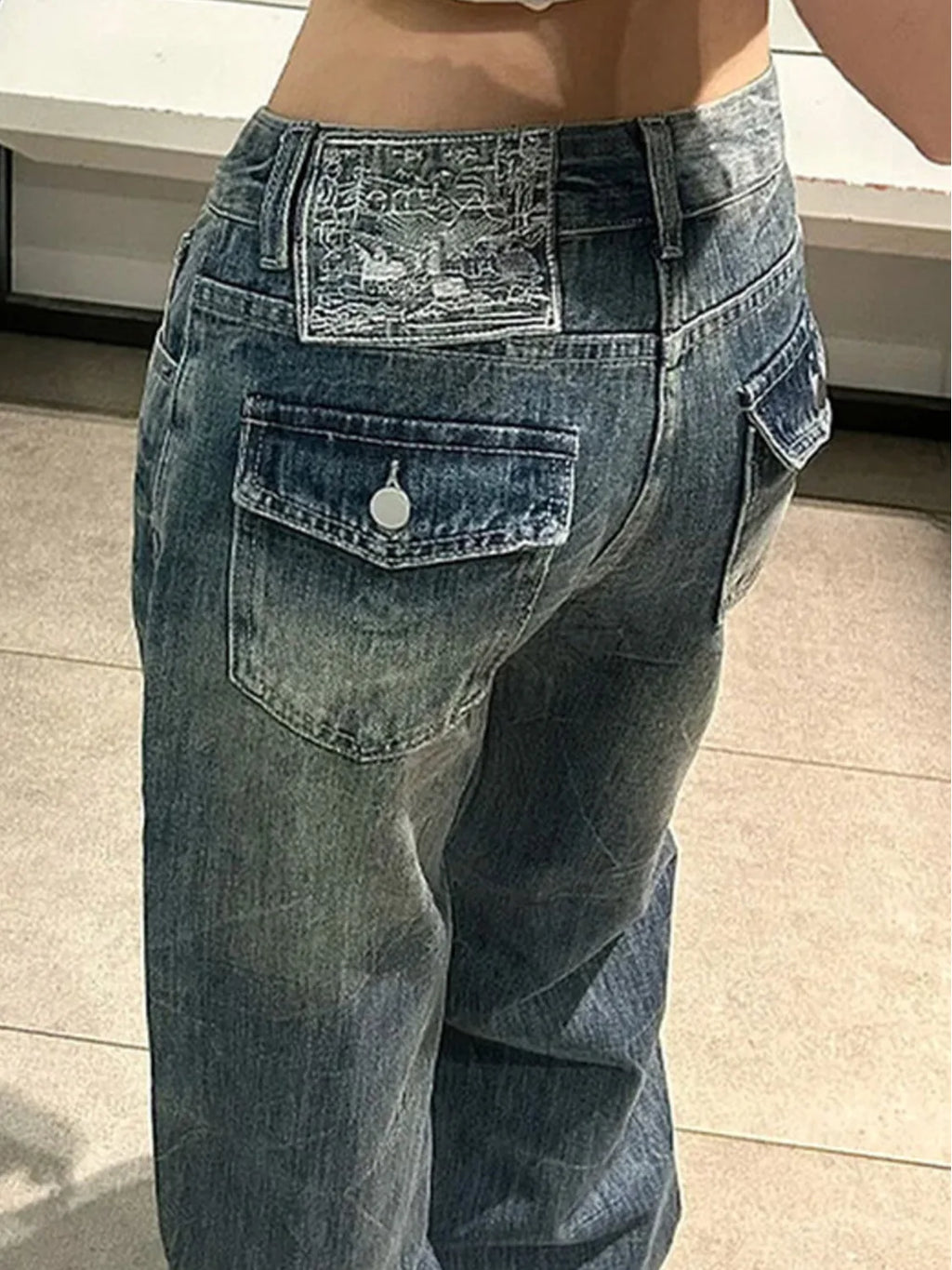 Women's Y2K Baggy Jeans Low Rise Wide Leg Denim Pants Vintage Washed Loose Trousers Streetwear with Unique Back Pocket Detail
